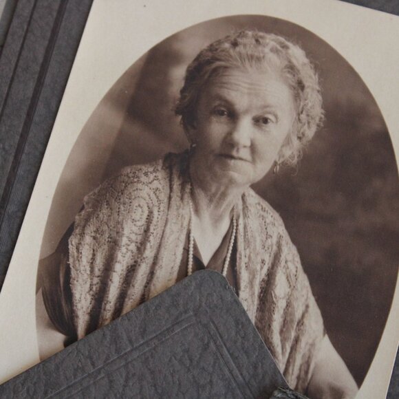 Vintage 1920s Photograph, Black And White Sepia Portrait Photo of A Lady, Woman - Picture 4 of 11